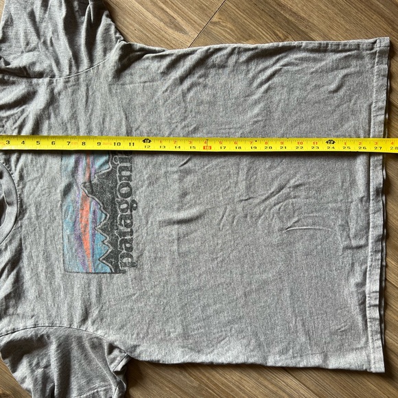 Men’s Patagonia tshirt size Large slim fit - Picture 2 of 4